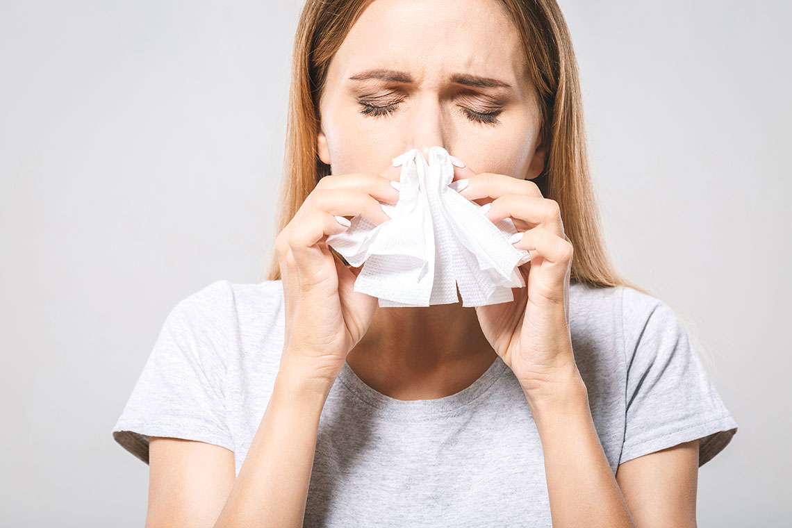 Ragazza soffia il naso a causa di rinite acuta